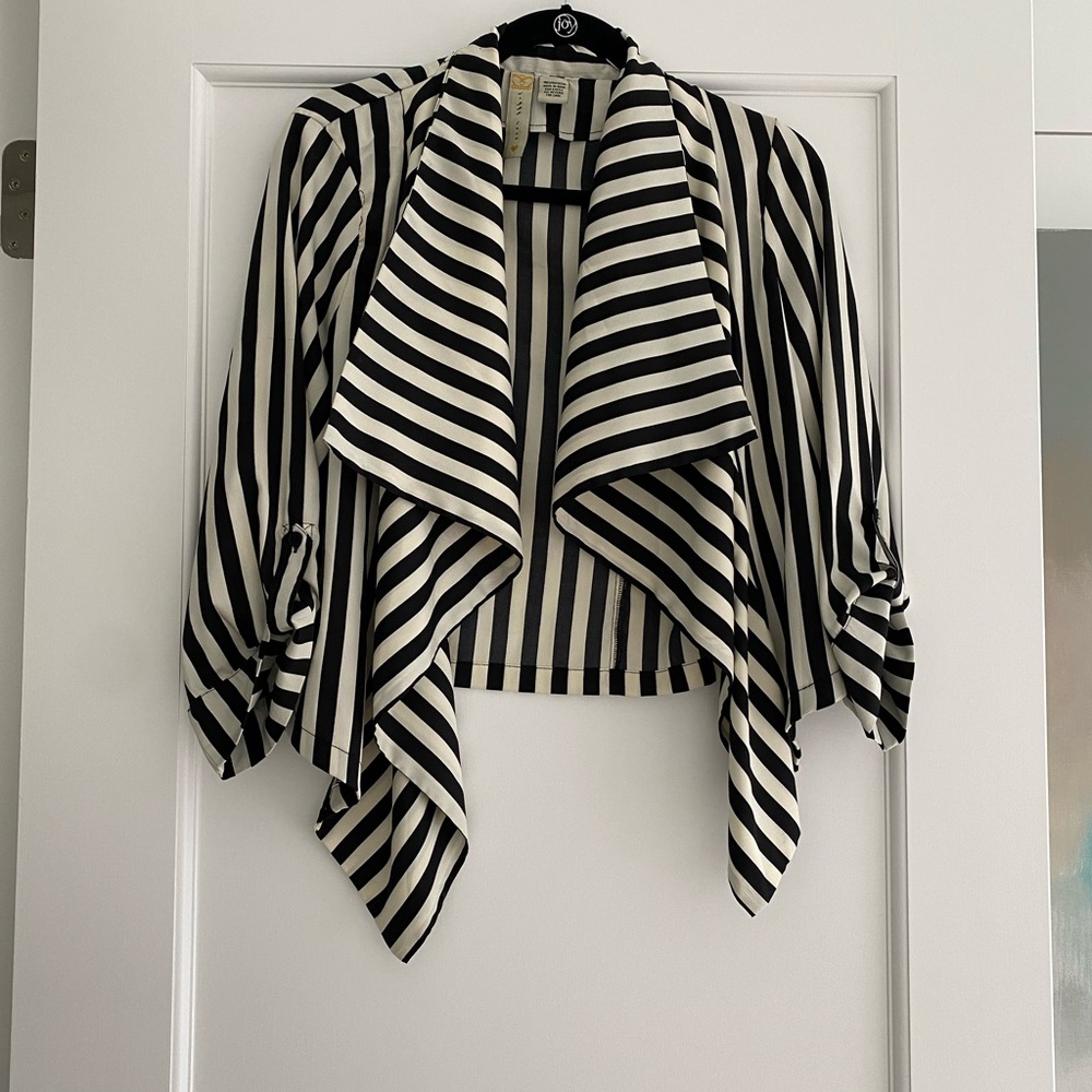 Black and white asymmetrical hem blazer